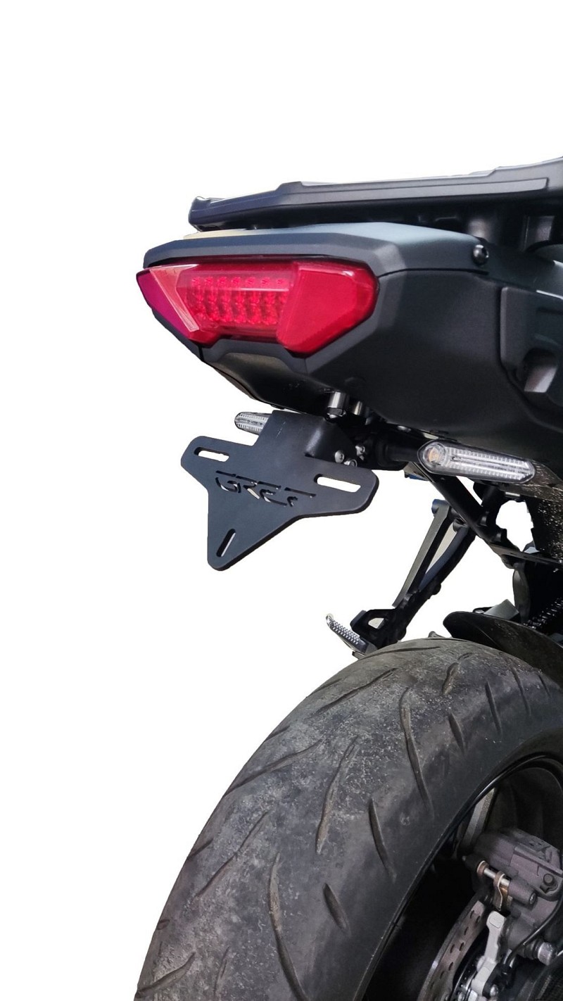 Σπαστή βάση πινακίδας  GREF Innovation για Yamaha Tracer 900 2018 – 2020 (GT)-Tracer 9/GT 2021 – 2023 (all)